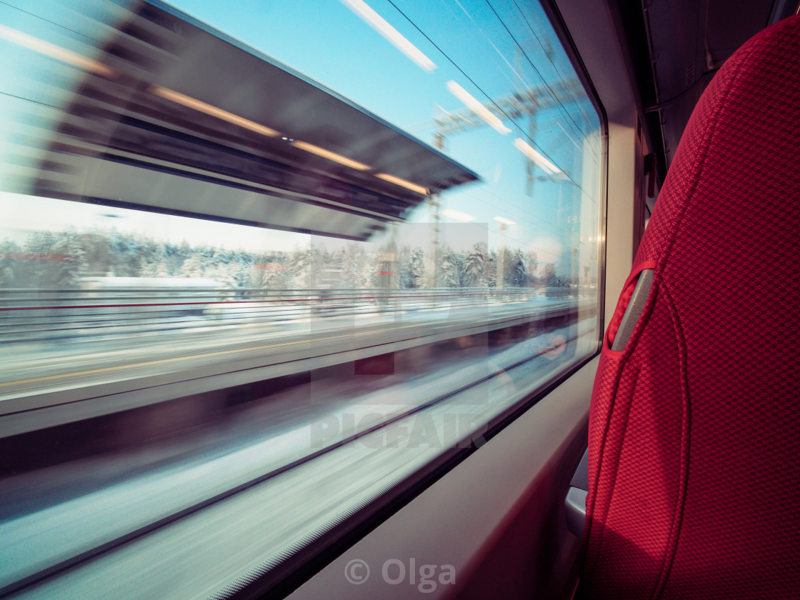В движении у окна поезда